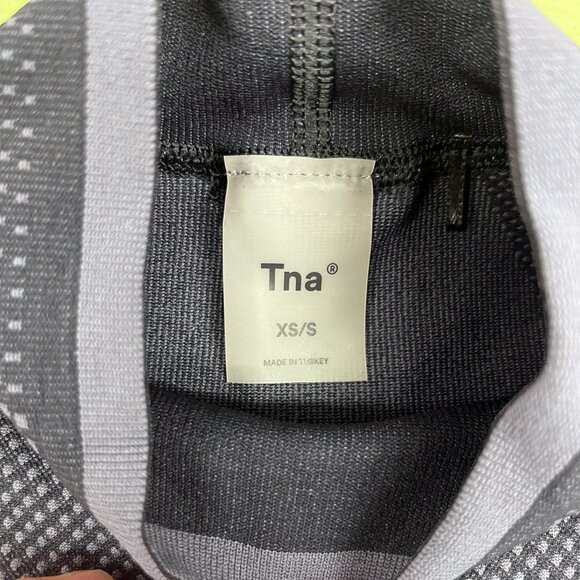 TNA Ventura Cropped Long Sleeve | Colorblock | Aritzia - Picture 6 of 7